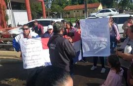 Manifestación de padres de familias para reclamar almuerzo escolar en Ayolas.