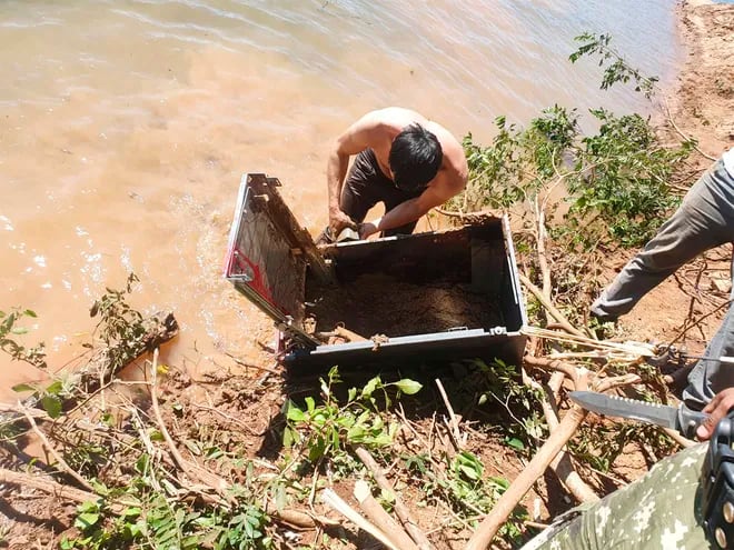 Parte del cajero automático que fue recuperado de las aguas del río Paraná.