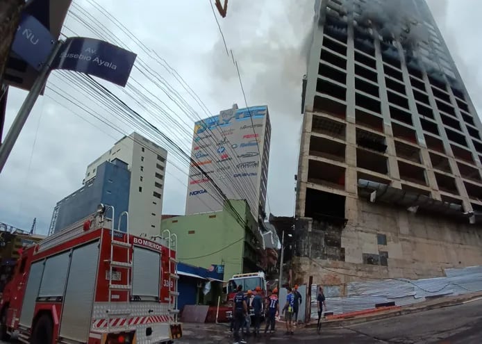 El incendio persiste en dos pisos del edificio en construcción de la empresa Flytec, en Ciudad del Este.