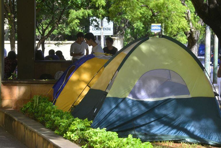 Cursos de inglés: jóvenes acampan frente al MD - Nacionales - ABC Color