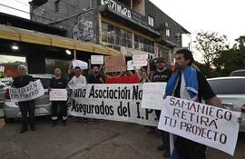 Manifestación de asegurados de IPS frente a la casa de Arnaldo Samaniego contra intención de proyecto de ley de bicicleteo de deudas