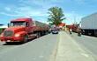 camiones-de-gran-porte-esperando-pasar-para-el-lado-argentino-para-los-controles-de-la-carga-tambien-se-pudo-observar-aglomeracion-de-gente-en-las-ve-214232000000-1429958.jpg