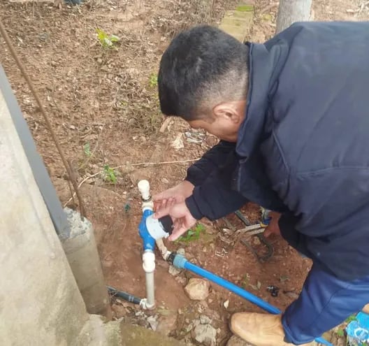 Personal de la ESSAP procediendo a la desconexión de agua a usuarios morosos.