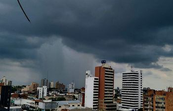 Se anuncian lluvias y tormentas sobre Asunción por al menos los próximos tres días. (Foto ilustrativa).