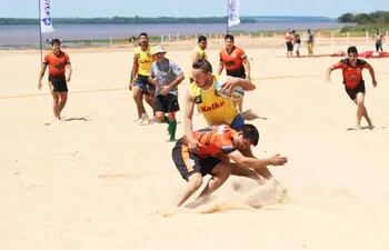 la-competencia-del-rugby-beach-fue-la-primera-actividad-deportiva-que-se-desarrollo-en-la-playa-de-salto--220037000000-1776166.jpg