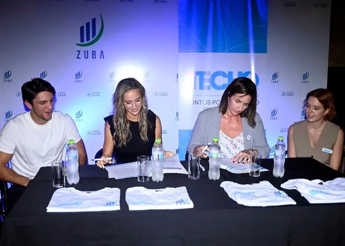 Valentina Basaglia, directora de ZUBA, y Claudia Neumann, directora de TECHO Paraguay, durante la firma de alianza.