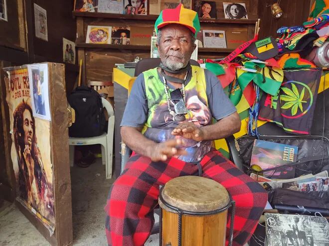 La cantante Rita Marley, viuda de Bob, está muy afectada después de sufrir un ACV, pero sigue siendo fuerte, relata Herman Davis, llamado Bongo Herman. El percusionista de 79 años está sentado en una habitación en el recinto del Museo Bob Marley en Kingston.