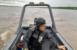 Efectivo del a Armada Paraguaya recorre en lancha en búsqueda del militar desaparecido desde una camioneta en el arroyo Lambaré. (Fuente: X).