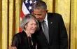 Barack Obama entrega a Louise Glück la Medalla Nacional de Humanidades en la Casa Blanca, Washington, 2016 (AP Foto).