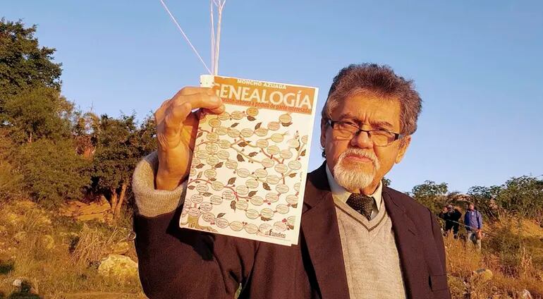 Moncho Azuaga exhibe su novela “Genealogía”, que le valió el Premio Municipal de Literatura de Asunción.