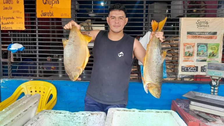 última se semana para comprar pescado y luego la veda será total. José Ariel Marecos, muestra ejemplares de pacú y dorado.