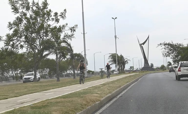 Esta mañana, personas hacían ejercicio en la Costanera de Asunción, pese al humo.