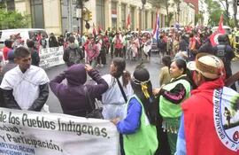 Indígenas se manifestaron en el "Día de la Resistencia" el 12 de octubre frente al Ministerio del Interior. Una de las reivindicaciones fue mayor presupuesto para las instituciones que trabajan con las comunidades indígenas.