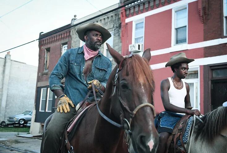 Idris Elba y Caleb McLaughlin en "Cowboys de Filadelfia".