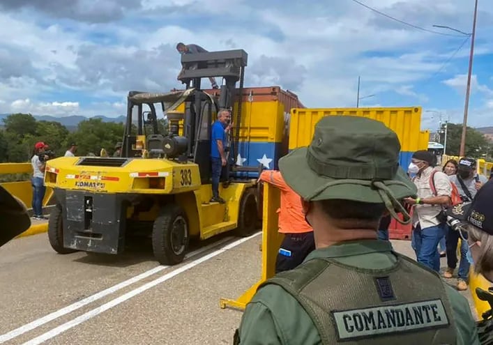 Puente "Simón Bolivar", que conecta Venezuela con Colombia. Anoche el régimen chavista decidió  desbloquear el paso, aunque sin dar detalles sobre el sistema de ingreso.  (Sonia VIVAS/AFP)