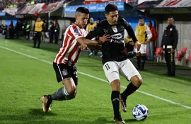 Óscar Ruiz (d), atacante de Tacuary, en el partido contra Estudiantes por la segunda fecha de la fase de grupos de la Copa Sudamericana.