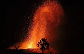 El volcán de Cumbre Vieja ha expulsado esta sábado grandes cantidades de ceniza a la atmósfera, lo que ha oscurecido los cielos de La Palma, España, durante todo el día.