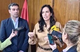 Claudia Centurión, titular del  Ministerio de Obras Públicas, junto con el viceministro de Transporte, Guido Benza, anunció la revisión de los componentes de la Tarifa Técnica del transporte.