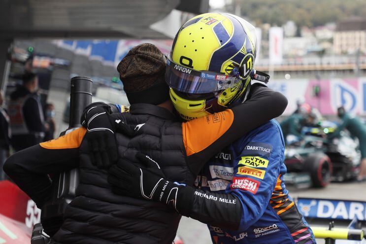 Lando Norris (derecha), de McLaren, celebra con un miembro de su equipo, ayer, en Sochi, Rusia.