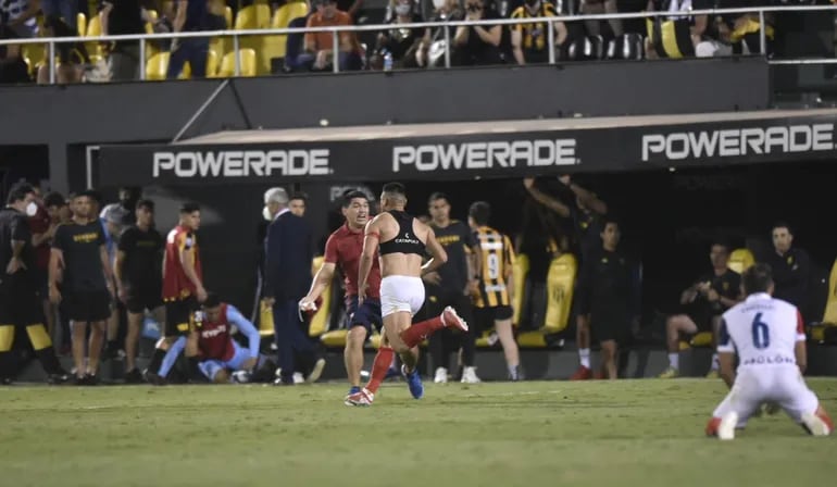 Festejo de los cerristas después del gol que le dio el título a Cerro Porteño