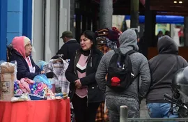 Vendedores ambulantes venden guantes y gorros en Asunción.