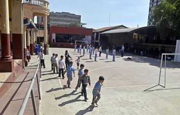La promesa en la escuela Rca. Argentina era la construcción de un polideportivo para proteger a los alumnos del intenso sol.