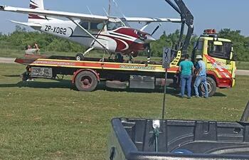 Trasladan aeronave en una grúa desde la comisaría de Carandayty hasta el aeropuerto internacional a requerimiento Carlos Miguel Jiménez,