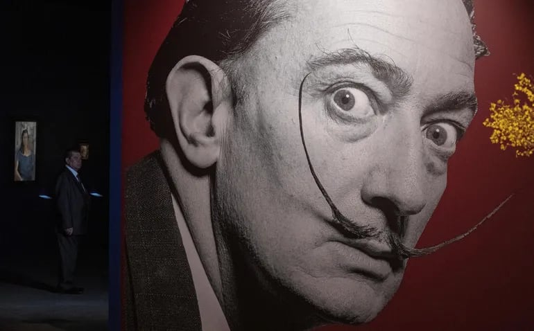 Una fotografía que muestra al artista surrealista español Salvador Dalí (1904-1989), durante la exposición 'Salvador Dalí. Magic Art' en Moscú (Rusia).