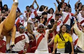 Hinchas de Perú animaron ayer, en un partido de las Eliminatorias Sudamericanas para la Copa Mundial de Fútbol 2026 entre Paraguay y Perú en el estadio Antonio Aranda en Ciudad del Este (Paraguay). EFE/ Daniel Piris