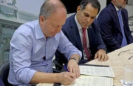 El ministro de Economía, Carlos Fernández Valdovinos, durante la firma del convenio llevado a cabo el último viernes.
