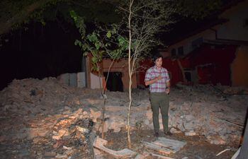 Mario Sopeña, propietario, recorriendo entre los escombros de las paredes derrumbadas.