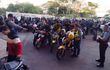 Los motociclistas que pretenden ingresar al Brasil son sometidos a un riguroso control en la Aduana de Foz de Yguazú.