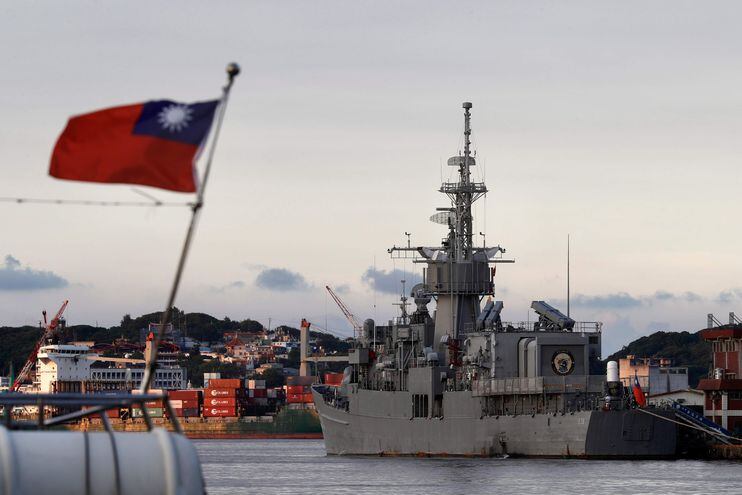 Taipei (Taiwan), 05/08/2022.- Taiwan Navy's Chi Yang-class frigate Ning Yang (FFG-938) is anchored at a harbour in Keelung city, Taiwan, 05 August 2022. Following a visit of US House of Representatives Speaker Pelosi to Taiwan, the Chinese military started to hold a series of live-fire drills in six maritime areas around Taiwan's main island, planned from 04 to 07 August 2022. (Incendio) EFE/EPA/RITCHIE B. TONGO
