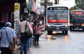 Pasajeros del transporte público deben soportar "reguladas" de buses, mientras los empresarios cobran fortunas en concepto de subsidios.