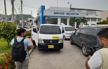El féretro en el que fue depositado el cuerpo del fiscal asesinado Marcelo Pecci ya se dirige al aeropuerto colombiano.