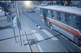 Una cámara de seguridad captó el momento en que la mujer cayó del bus.
