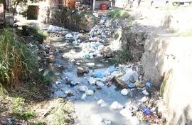 Arroyo Mburicaó totalmente contaminado de forma impune.