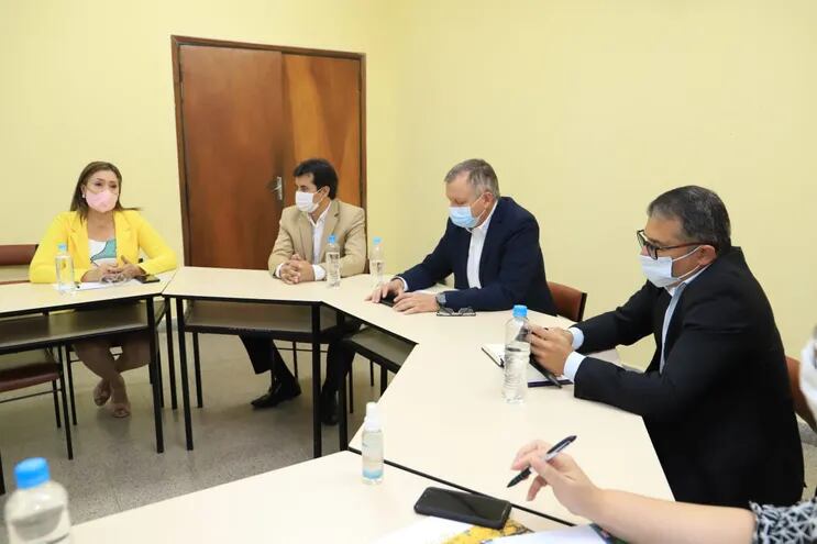 La titular del Indert, Gail González Yaluff, con el ministro Santiago Bertoni, y los integrantes del Sigest.