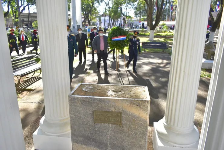 Entregan ofrenda en la Plaza de los Héroes de Villarrica.