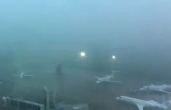 vista-desde-la-torre-de-control-del-aeropuerto-silvio-pettirossi-se-observa-la-densa-neblina--211403000000-1843699.jpg