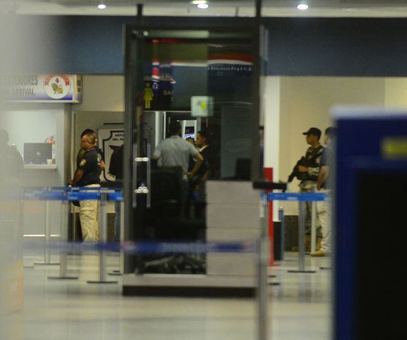 Fuerzas de seguridad de Paraguay y EE.UU. al momento de la extradición del paraguayo en el aeropuerto Silvio Pettirossi.