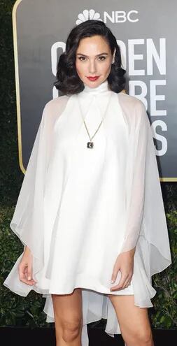 Gal Gadot, de Givenchy deslumbró con un “look total white” de corte evasé y sutiles transparencias.