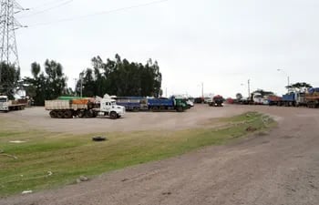 esta-semana-una-larga-fila-de-camiones-esperaban-todavia-para-cargar-cemento-cerca-de-la-planta-de-la-empresa-privada-yguazu-situada-en-villa-hay-202723000000-1613285.jpg