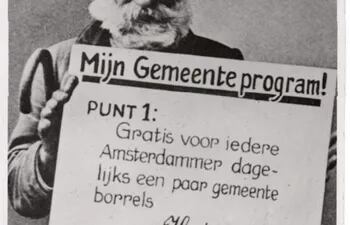 "¡Mi Programa Municipal! Punto 1: Alcohol gratis diariamente para todos los ciudadanos de Ámsterdam". Campaña de Cornelis de Gelder, candidato a concejal por el "Partido de la Escoria", a las elecciones para el Ayuntamiento de Ámsterdam, 1921.