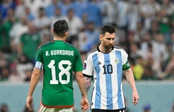 El delantero argentino #10 Lionel Messi (derecha) y el mediocampista mexicano #18 Andrés Guardado son vistos durante el partido de fútbol del Grupo C de la Copa Mundial Qatar 2022 entre Argentina y México en el Estadio Lusail en Lusail, al norte de Doha, el 26 de noviembre de 2022.