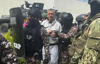 El ex vicepresidente ecuatoriano Jorge Glas escoltado por miembros del Grupo de Acción Penitenciaria Especial (GEAP) durante su llegada a la prisión de máxima seguridad La Roca en Guayaquil el 6 de abril de 2024.