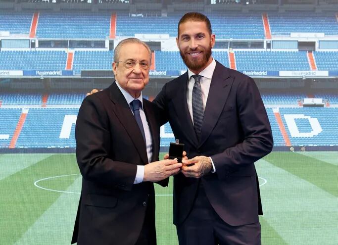 El central sevillano Sergio Ramos junto al presidente del Real Madrid,  Florentino Pérez.  (EFE)