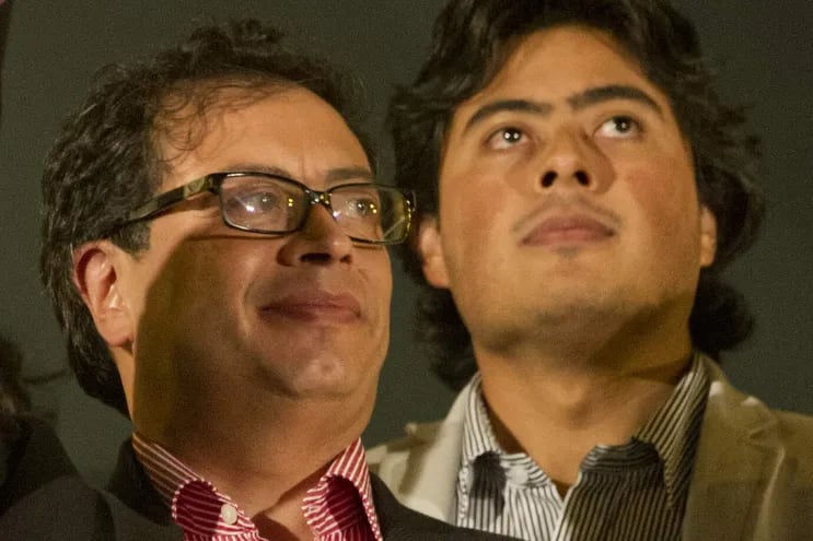 Fotografía de archivo del presidente colombiano Gustavo Petro (i) y su hijo, Nicolás Petro (d).