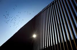 Las aves vuelan sobre un sector del muro recientemente renovado en la frontera entre Estados Unidos y México, en Calexico, California.