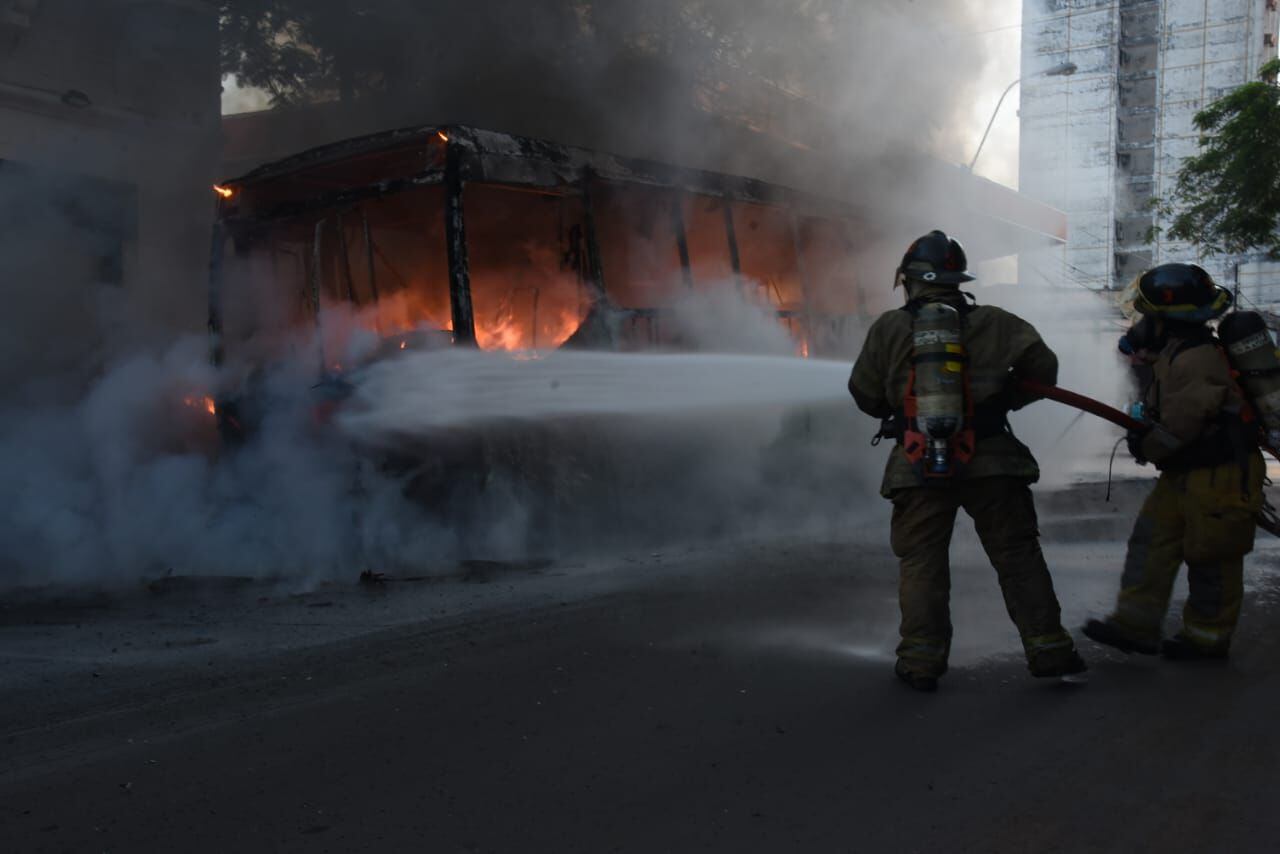 Bus arde en el centro de Asunción.
